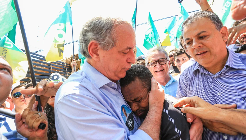 Ciro Gomes abraçando o povo no bairro Dirceu  