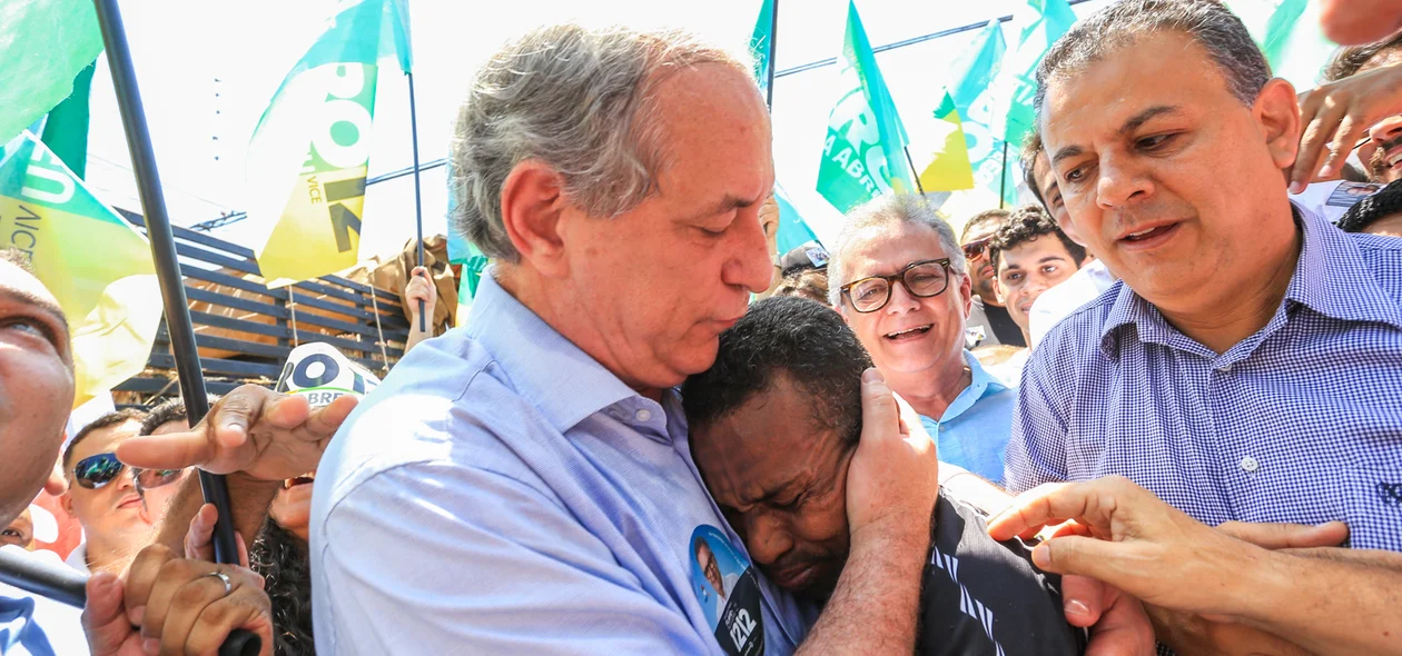 Ciro Gomes abraçando o povo no bairro Dirceu  
