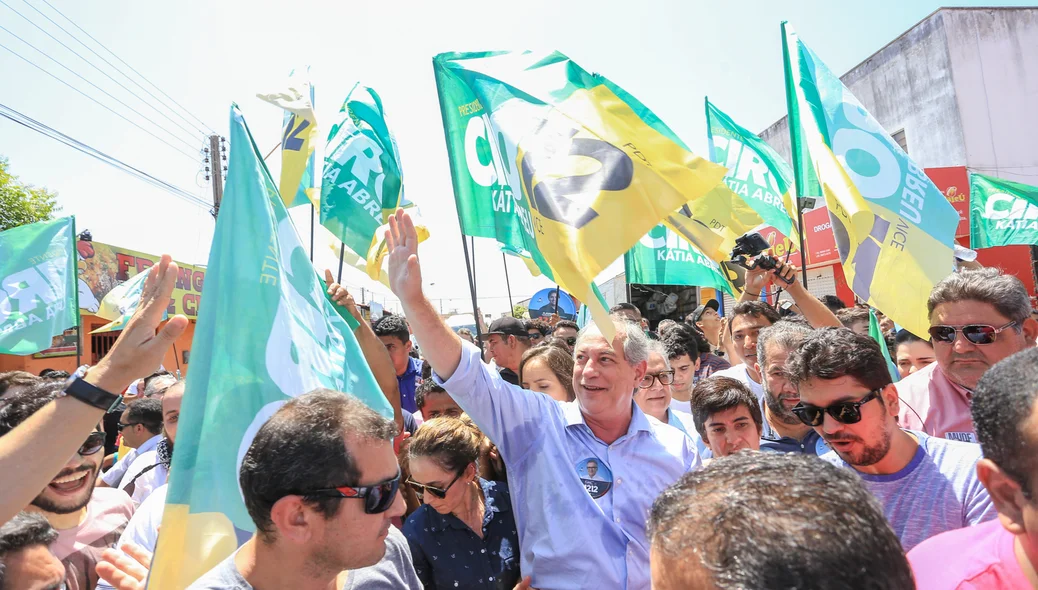Ciro Gomes faz caminhada no bairro Dirceu