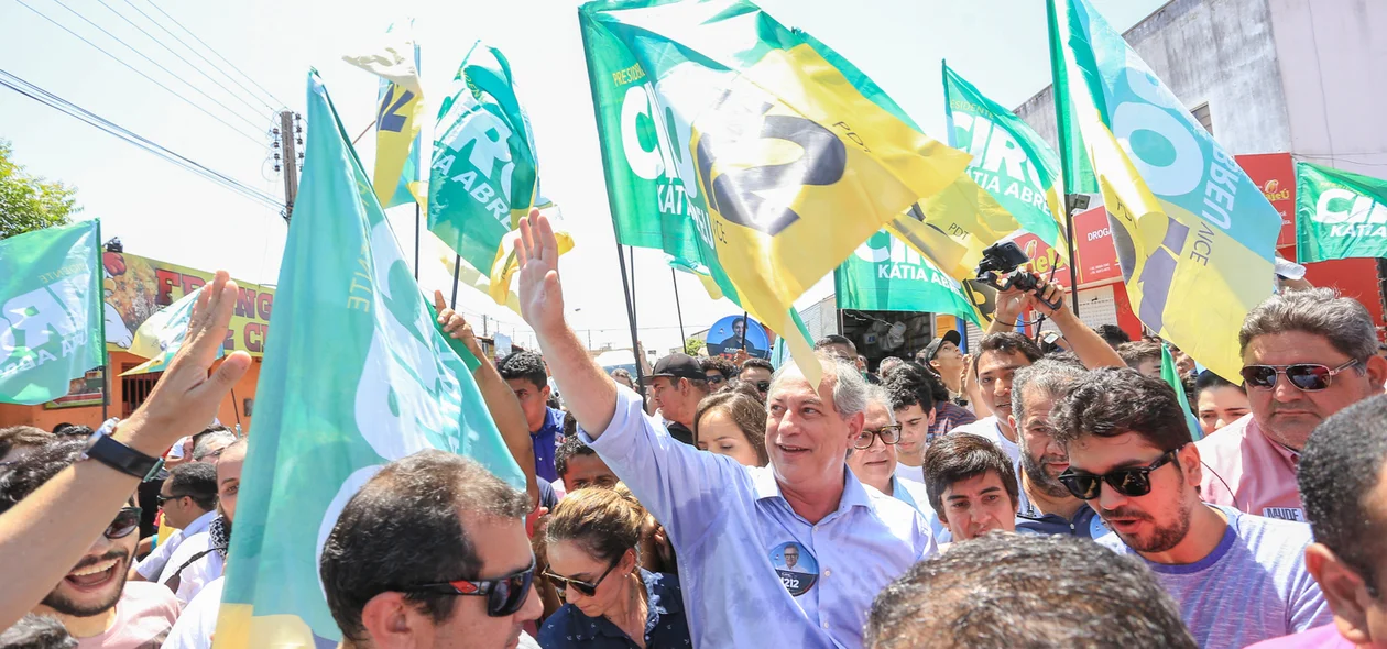 Ciro Gomes faz caminhada no bairro Dirceu