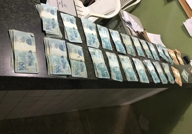Dinheiro recuperado com o suspeito