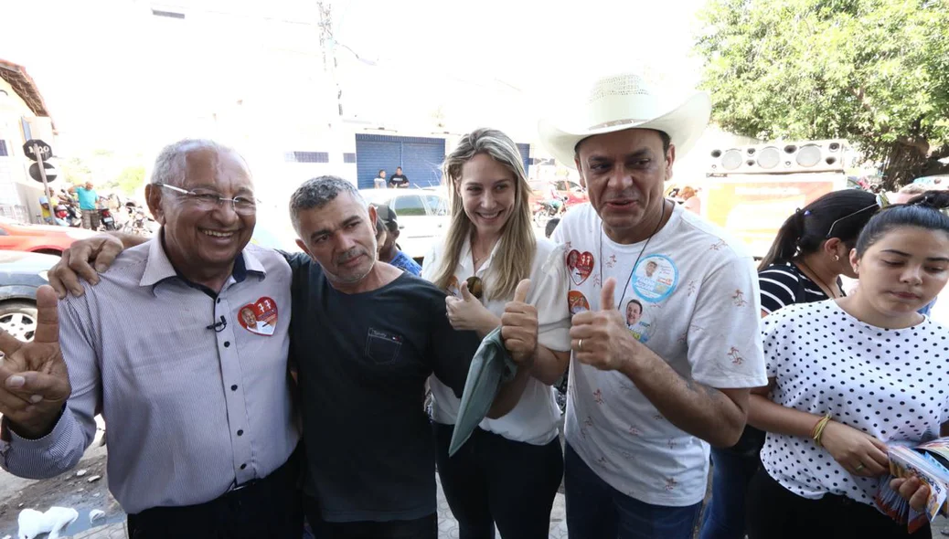 Dr. Pessoa, a vice Vanessa Tapety e Frank Aguiar falam com moradores