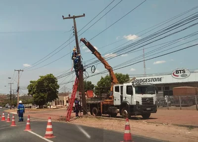 Equipe da Eletrobras fez a substituição do poste