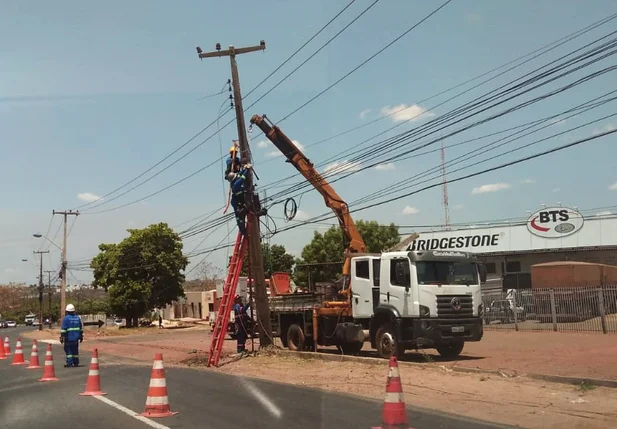 Equipe da Eletrobras fez a substituição do poste