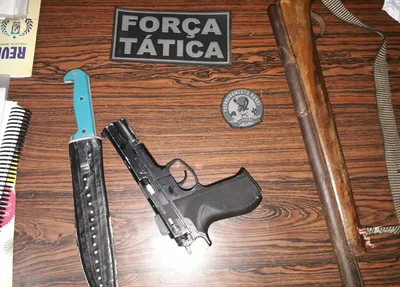 Armas encontradas com os suspeitos