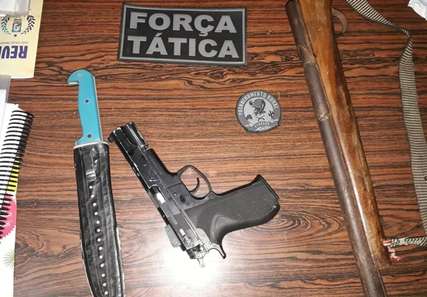 Armas encontradas com os suspeitos