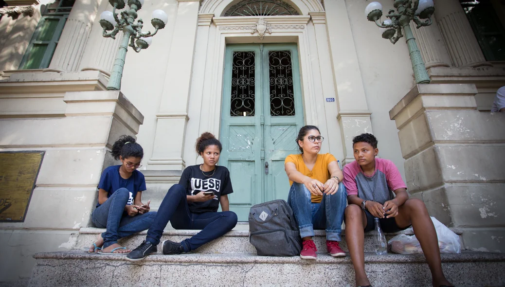 Estudantes na porta da prefeitura em Teresina Piauí 