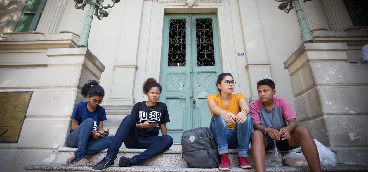 Estudantes na porta da prefeitura em Teresina Piauí 