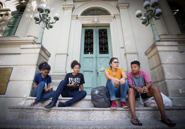 Estudantes na porta da prefeitura em Teresina Piauí 