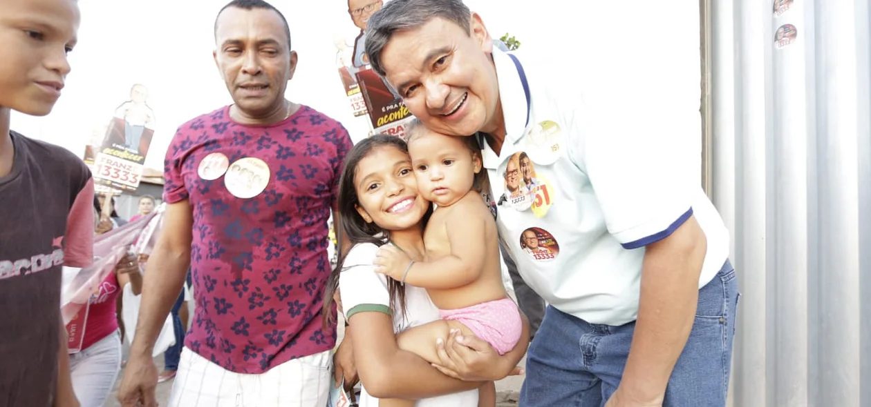 Wellington Dias com as crianças