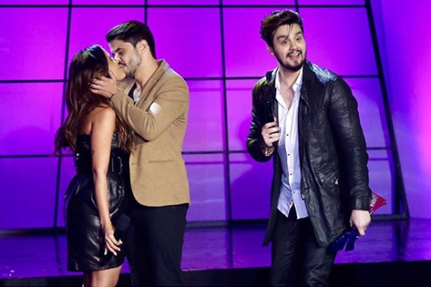 Anitta choca ao dar beijão em cantor durante Prêmio Multishow