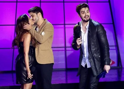 Anitta choca ao dar beijão em cantor durante Prêmio Multishow