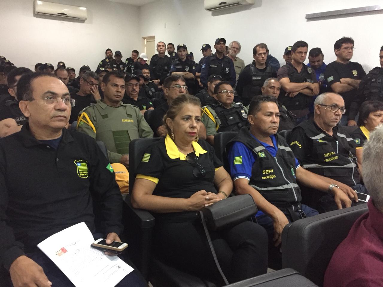 Cerca de 200 policiais participam da ação