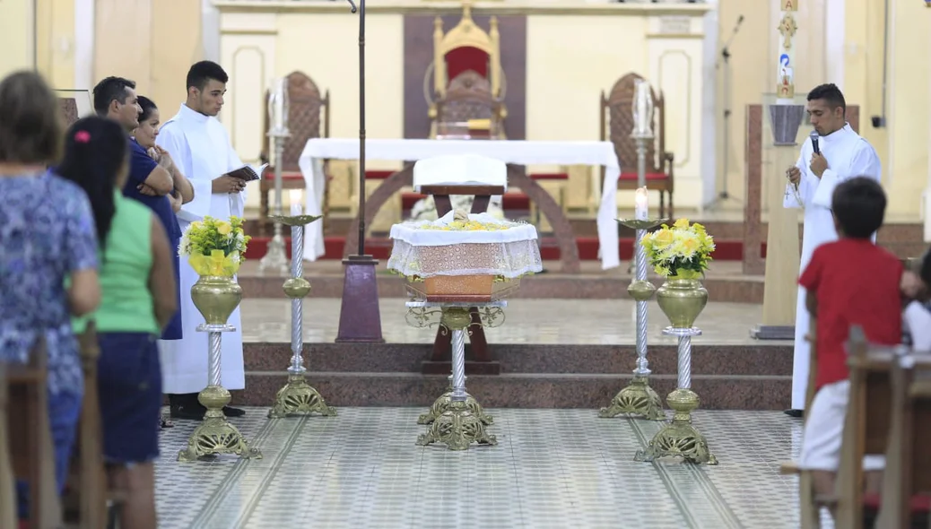 Católicos acompanhando o velório do arcebispo