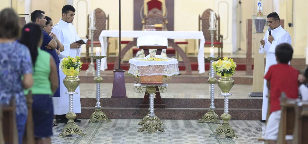 Católicos acompanhando o velório do arcebispo