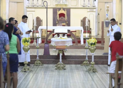 Católicos acompanhando o velório do arcebispo