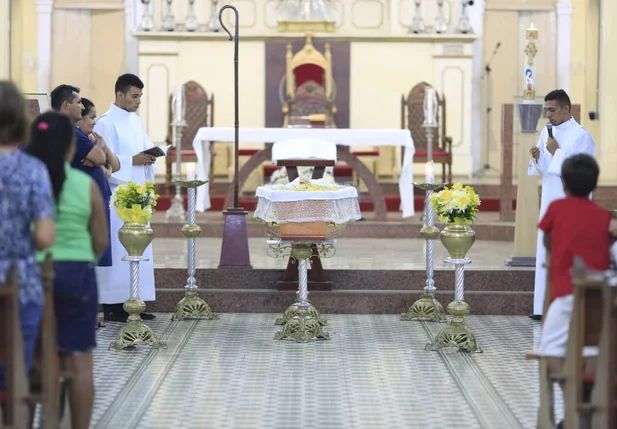 Católicos acompanhando o velório do arcebispo