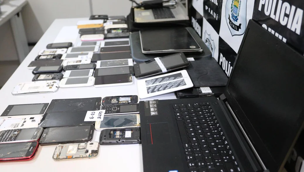 Computadores e celulares recuperados