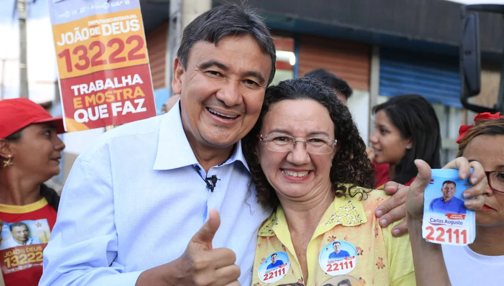 Eleitores fazem registros fotográficos com candidato Wellington Dias