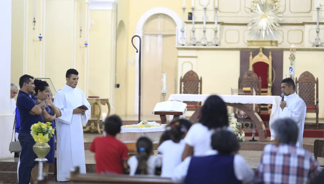Fiéis acompanhando o velório do arcebispo
