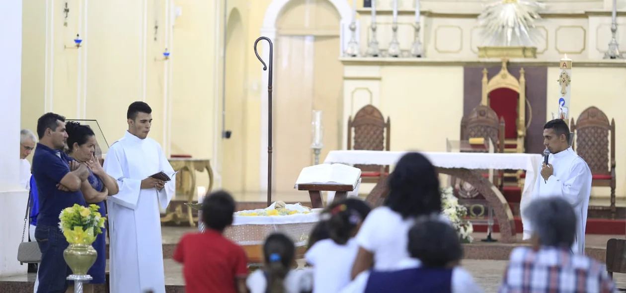 Fiéis acompanhando o velório do arcebispo