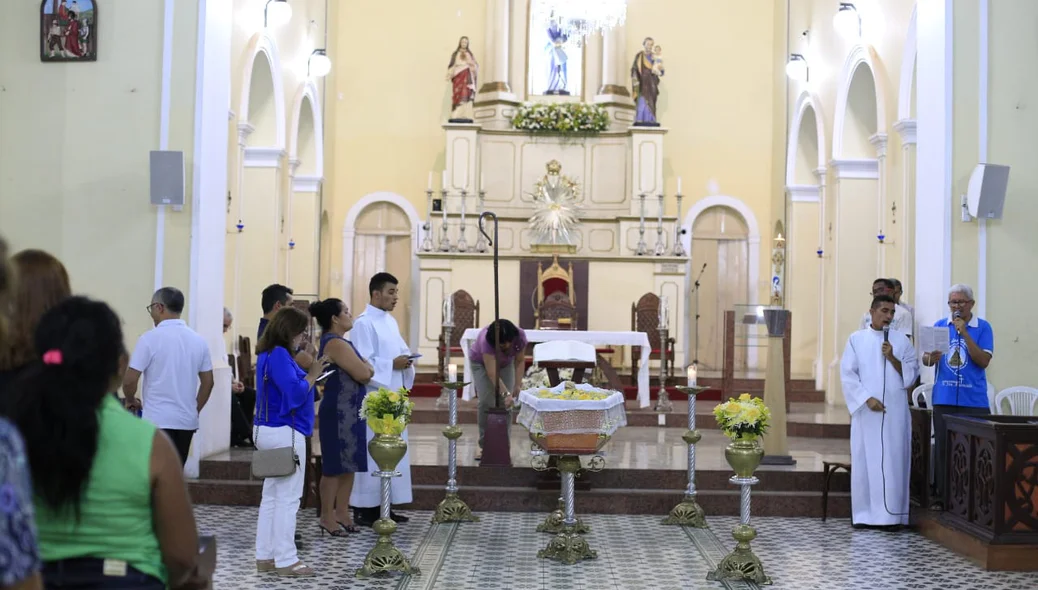 Fiéis na Catedral Metropolitana de Nossa Senhora das Dores