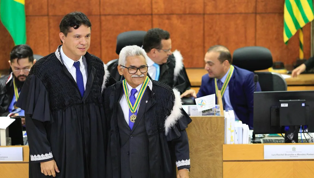 Juiz Antônio Soares recebe homenagem do TRE