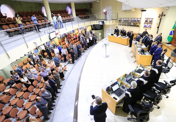 TRE homenageia desembargadores e juízes