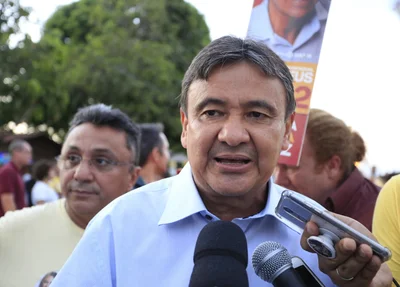 Wellington Dias concede entrevista durante caminhada