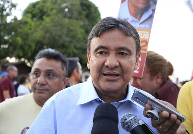 Wellington Dias concede entrevista durante caminhada