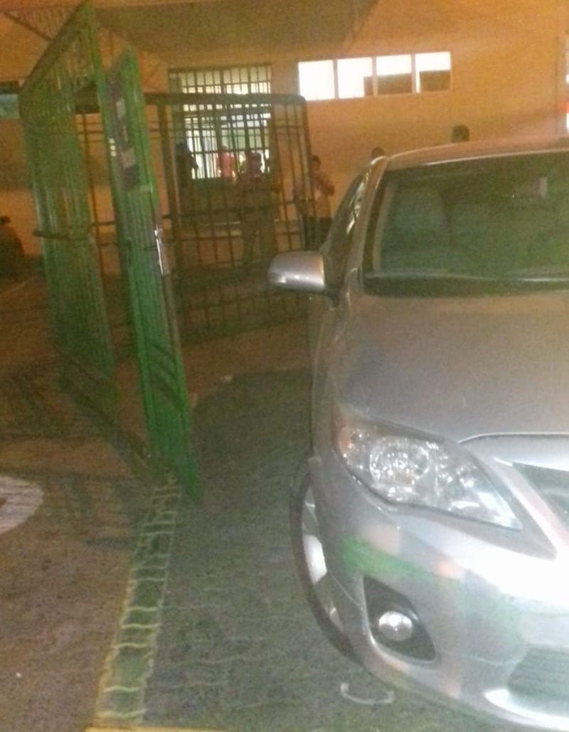 Carro derruba portão do HUT