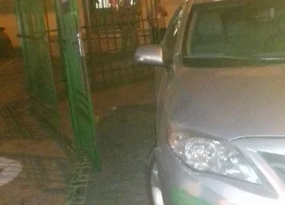 Carro derruba portão do HUT