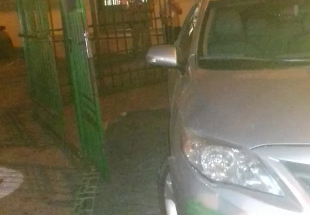 Carro derruba portão do HUT
