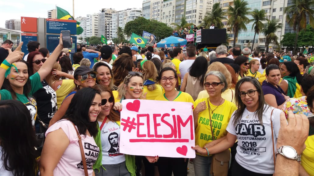 Centenas de apoiadores do candidato à presidência Jair Bolsonaro (PSL) participam de ato
