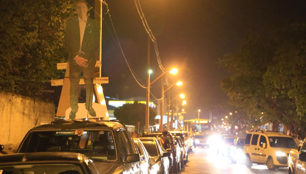 Centenas de veículos em carretada a favor de Bolsonaro 