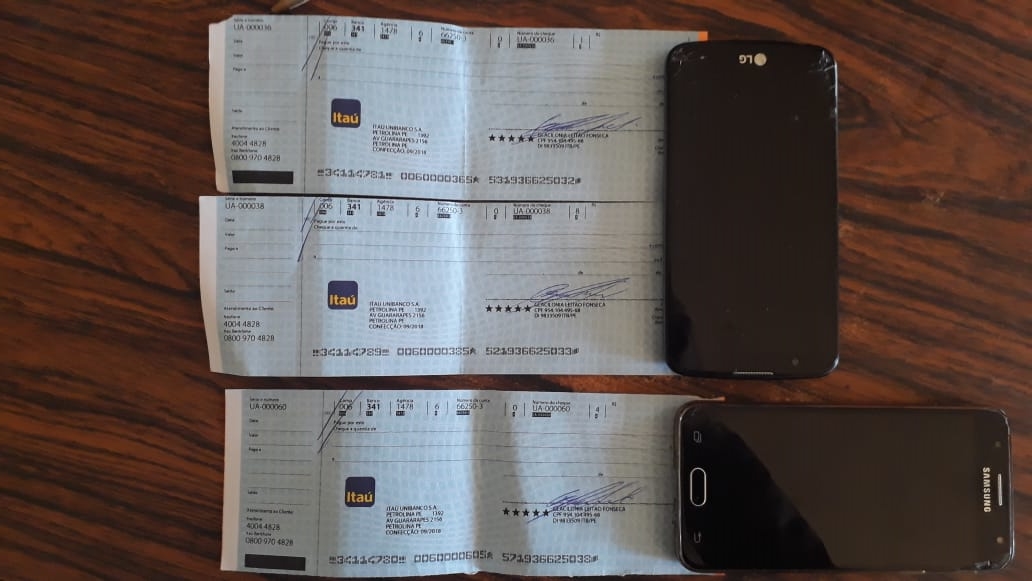 Cheques encontrados com os acusados