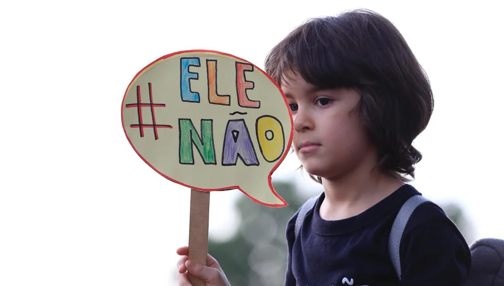 Crianças em manifestação contra Bolsonaro