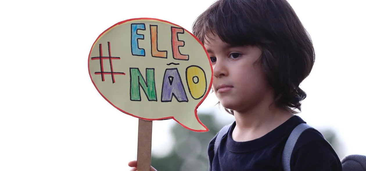 Crianças em manifestação contra Bolsonaro