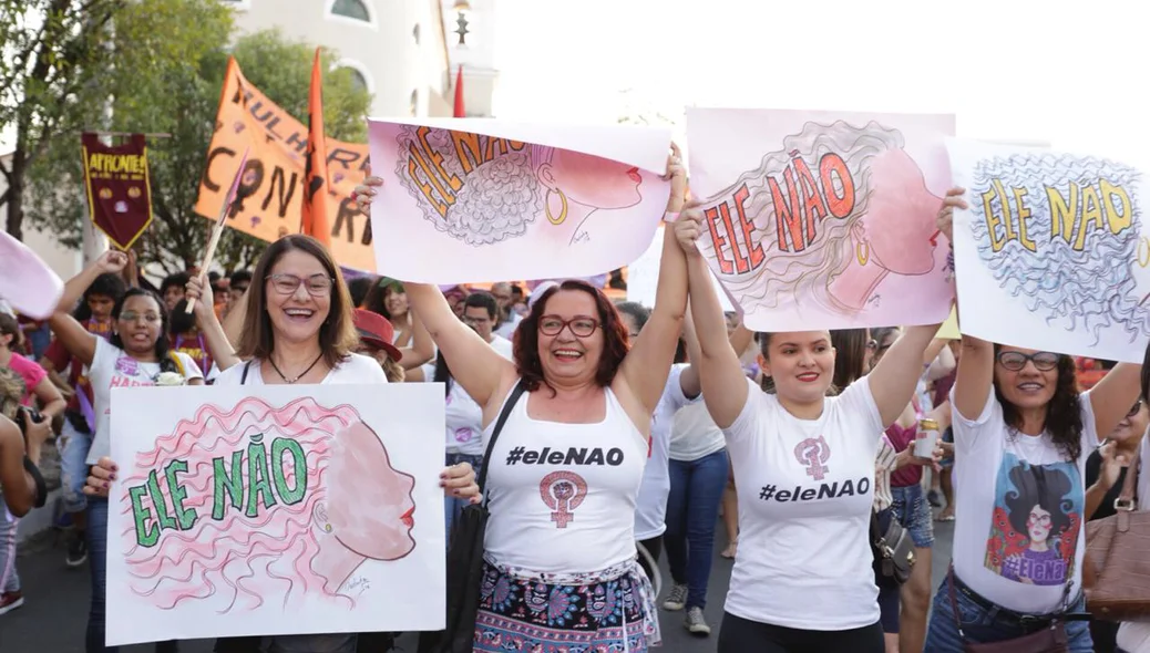 Mulheres com cartazes contra Bolsonaro