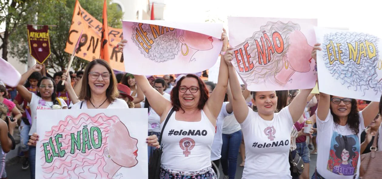 Mulheres com cartazes contra Bolsonaro