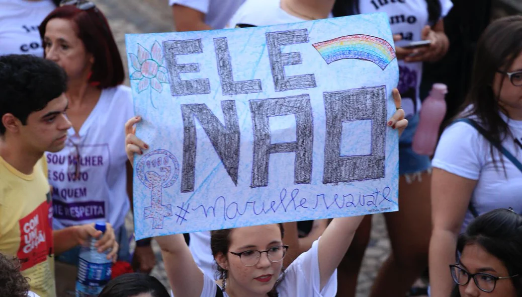 Mulheres levam cartazes do #ELeNão contra Bolsonaro