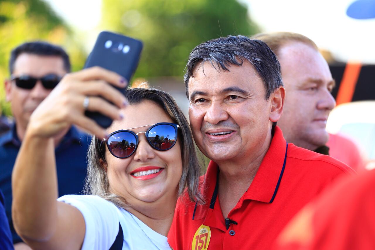 Wellington Dias em caminhada com apoiadores