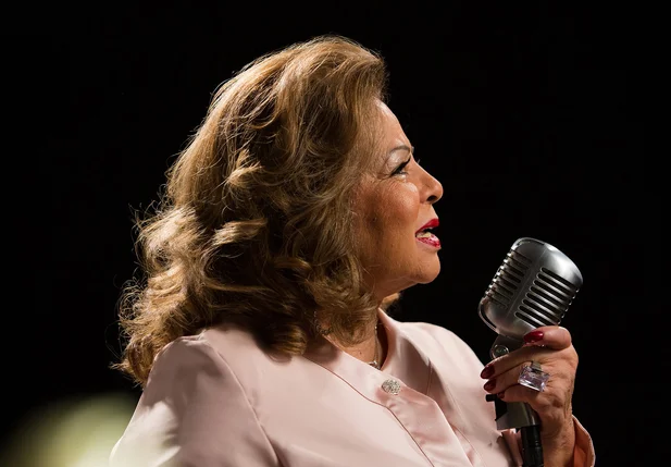 Cantora Angela Maria