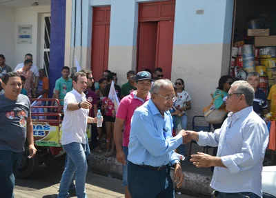 Dr. Pessoa cumprimenta eleitor