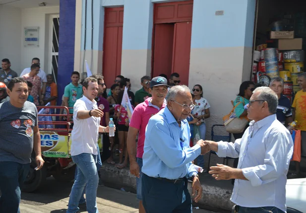 Dr. Pessoa cumprimenta eleitor