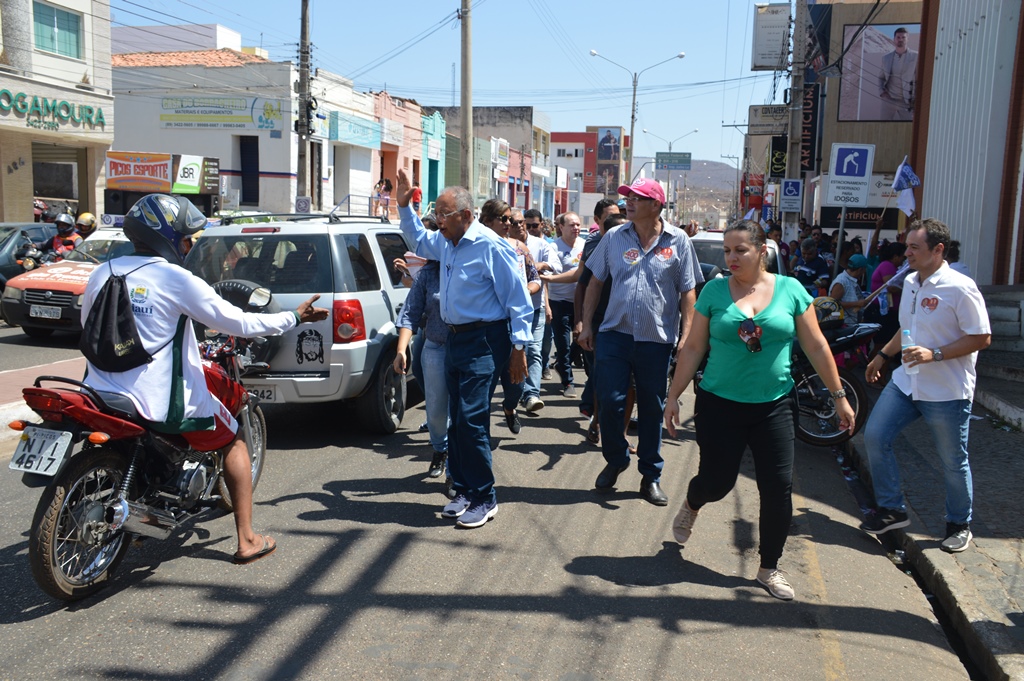 Dr. Pessoa participa de caminhada em Picos