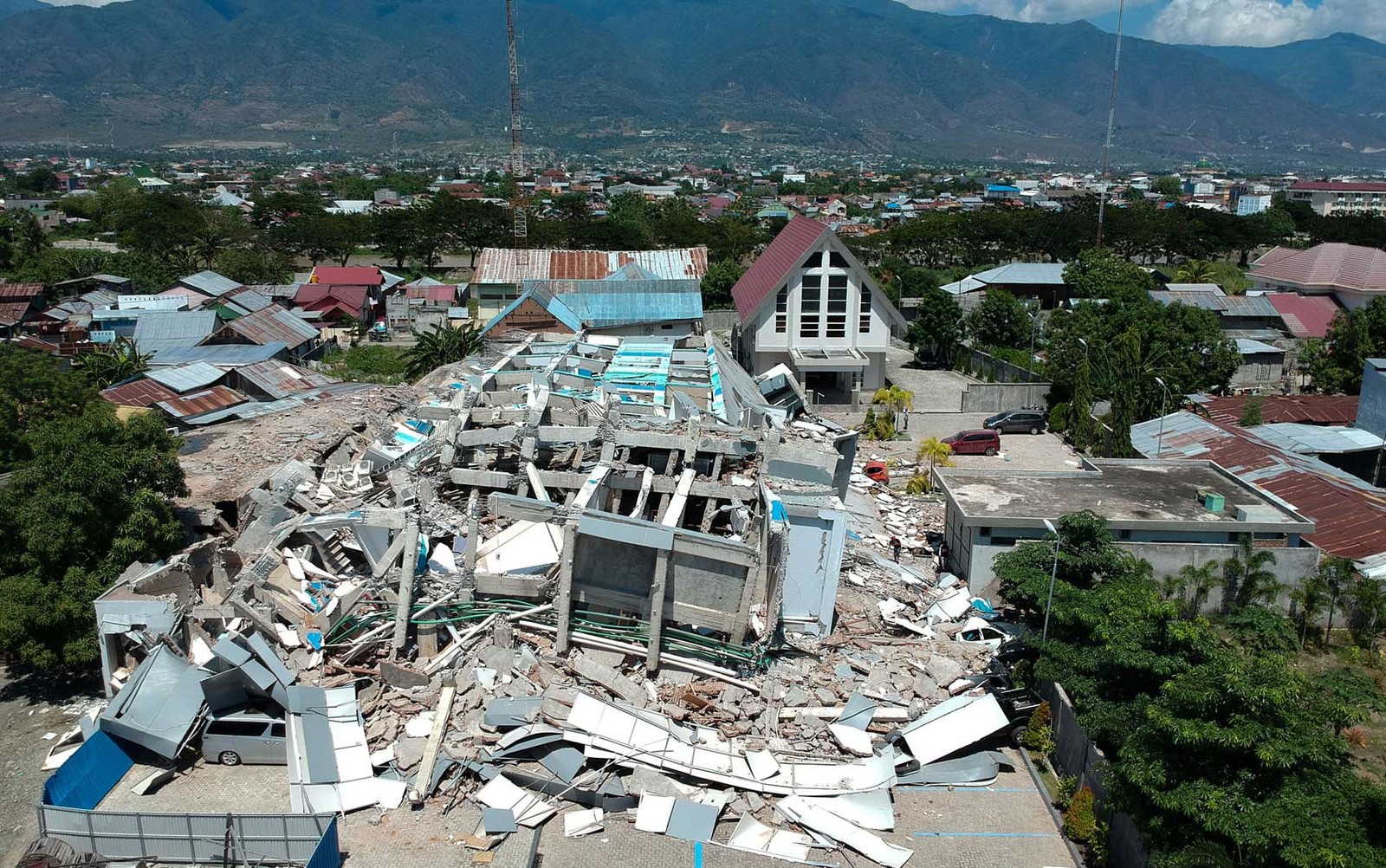 Hotel de dez andares ficou completamente destruído