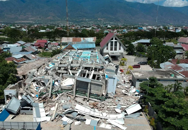 Hotel de dez andares ficou completamente destruído