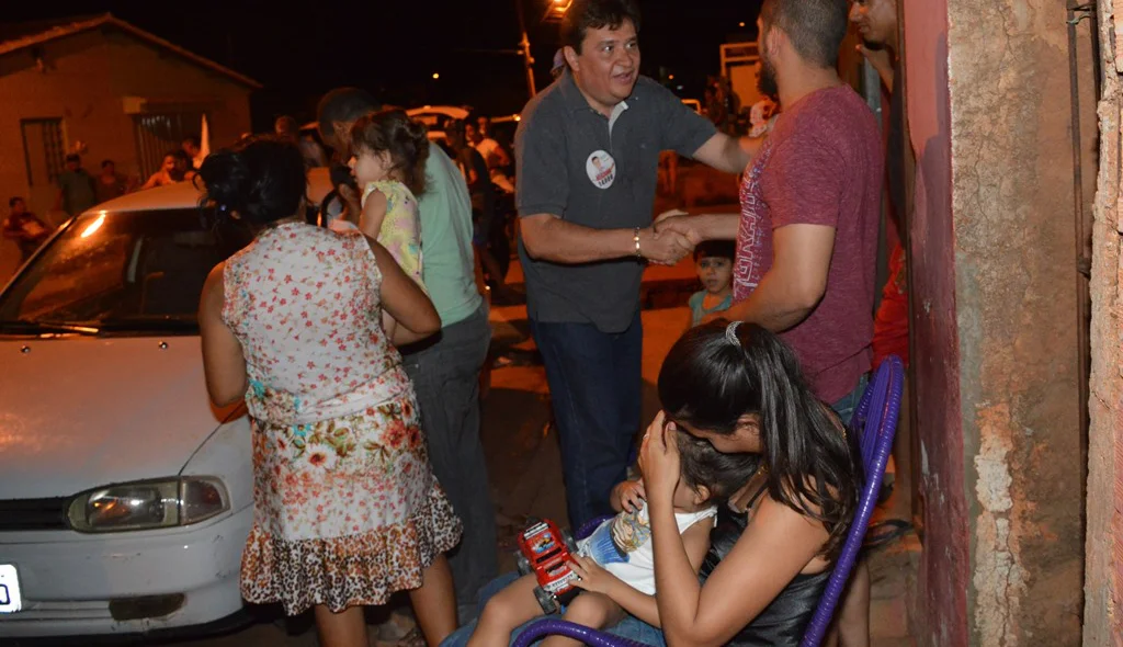 Nerinho faz corpo a corpo com eleitores no bairro Morada do Sol