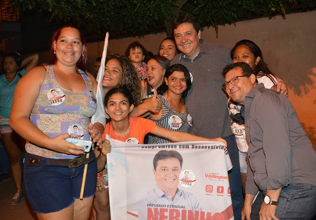 Nerinho posa para foto com simpatizantes de sua candidatura